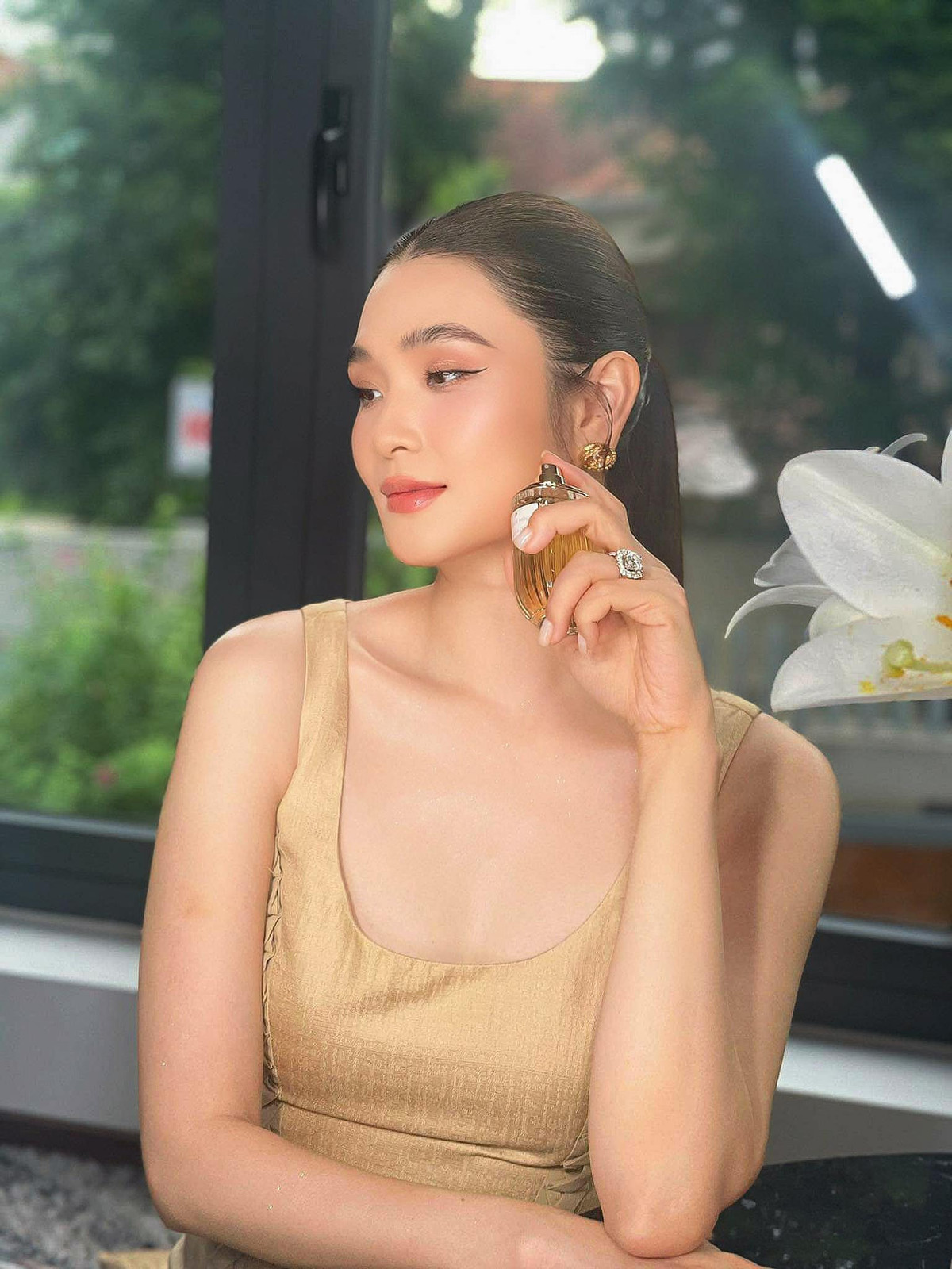 Bên cạnh đó, Tracy Thư Lương cũng nhận nhiều lời khen khi thường xuyên đi sự kiện chung với ông xã và không ngần ngại thể hiện những cử chỉ tình cảm trước đám đông.