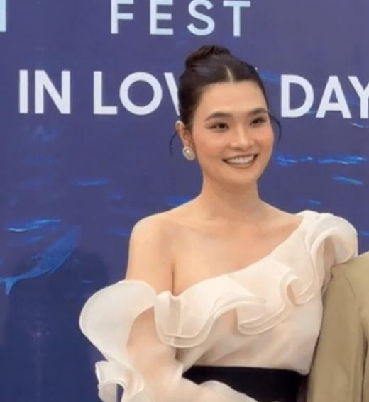 Nhiều người nhận xét, Tracy Thư Lương sở hữu gương mặt sáng bởi nụ cười rạng rỡ.