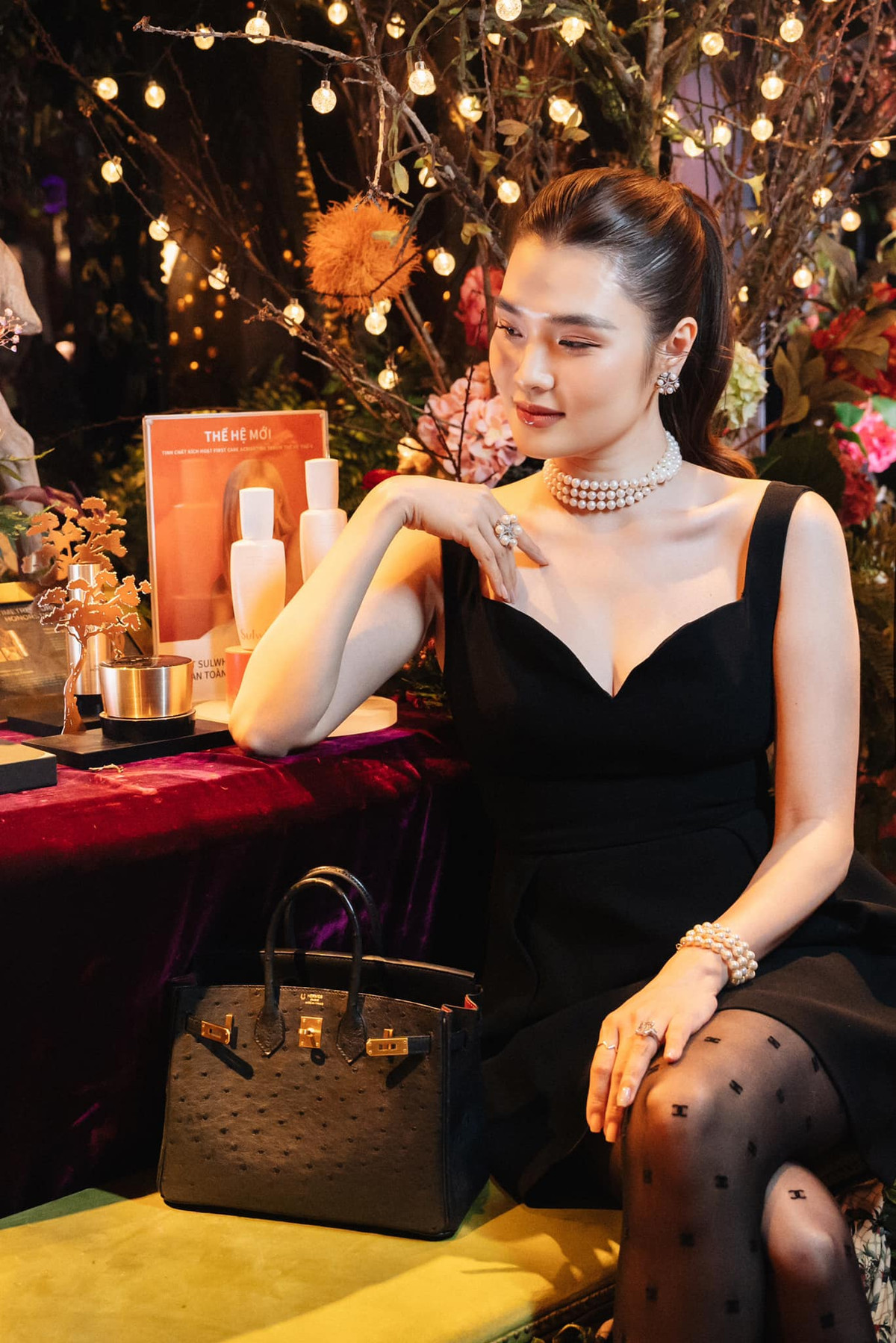 Không chỉ được ngưỡng mộ bởi tài năng, Tracy Thư Lương còn thu hút nhiều sự chú ý mỗi khi xuất hiện trên sân bóng rổ hay trong bất kỳ sự kiện nào. Bởi, nữ doanh nhân sở hữu sắc vóc đẹp không tì vết cùng thần thái sang chảnh, ai gặp lần đầu cũng đều ấn tượng.