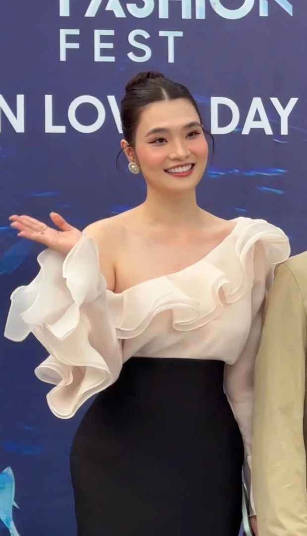 Qua ống kính camera thường, nhan sắc của “bà bầu” của CLB Thang Long Warriors không hề bị dìm mà còn nhận vô số lời khen. Dù diện trang phục không quá cầu kỳ nhưng Tracy Thư Lương vẫn toát lên thần thái sang chảnh, cuốn hút.