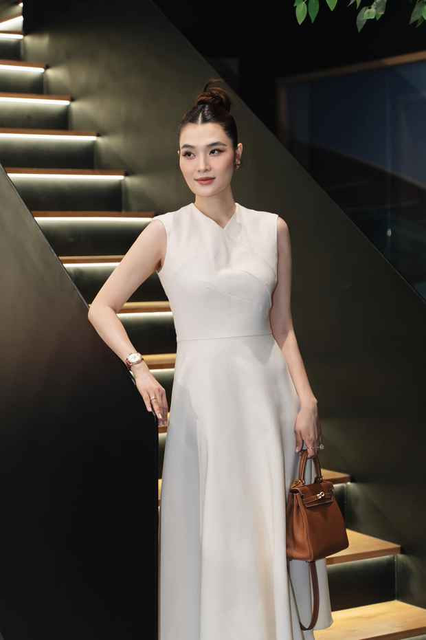 Bên cạnh đó, vóc dáng thanh mảnh, chiều cao vượt trội cũng giúp nữ doanh nhân trở nên nổi bật hơn khi xuất hiện tại đám đông.