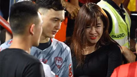 Trong đó có chiếc bánh kem ghi dòng chữ: "Chúc mừng sinh nhật em yêu" và đôi bông tai đính kim cương giá trị được cho là của Đặng Văn Lâm gửi tặng.