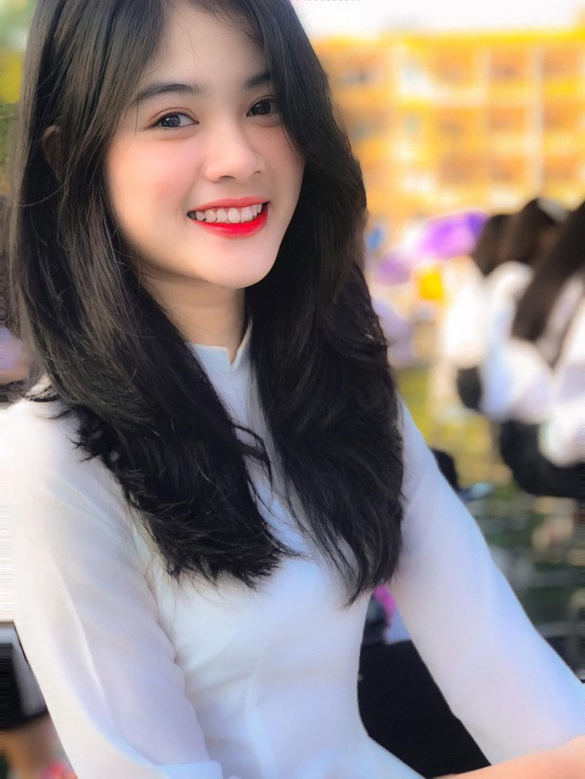 Nguyễn Thị Thu (sinh viên khoa Giáo dục Mầm non - trường Đại học Sư phạm Hà Nội) nhận được rất nhiều lời khen ngợi bởi nét đẹp vô cùng trong trẻo và ngọt ngào.