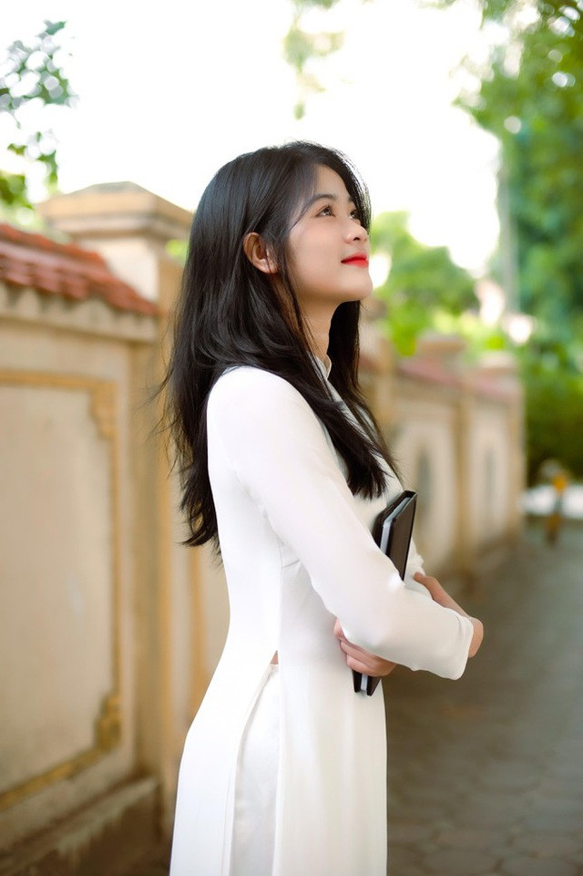 Bên cạnh đó, cô giáo mầm non tương lai cũng khẳng định chính áo dài là một niềm kiêu hãnh của người Việt Nam. Bởi không phải dân tộc nào cũng có trang phục mang vẻ đẹp vừa kín đáo, vừa duyên dáng lại gợi cảm như vậy.