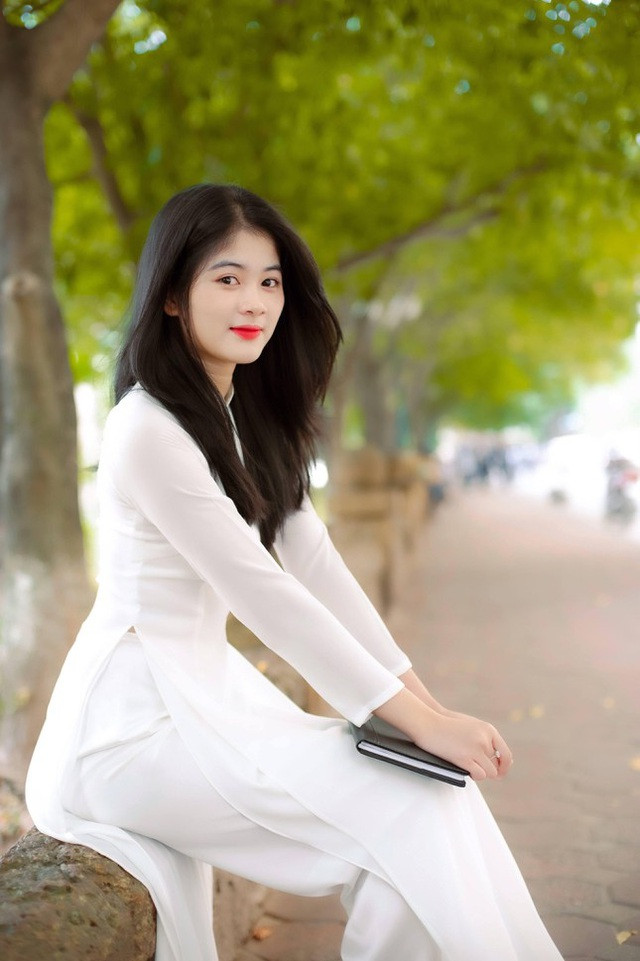 Chia sẻ về bộ ảnh áo dài trắng của mình, Thu cho biết: "Đây cũng là bộ ảnh đầu tiên nên mình thấy rất vui khi nhận được nhiều lời khen ngợi cũng như sự quan tâm của mọi người. Ngay từ khi còn là học sinh cấp 3, mình đã thích mặc áo dài vì nó không chỉ đẹp mà còn rất lịch sự và trang nhã. Đó cũng là lý do khi nhận được lời mời chụp ảnh, mình đã không ngần ngại mà đồng ý luôn".