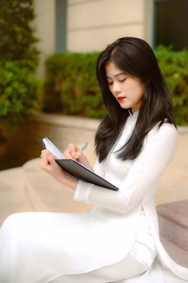 Khi được hỏi về vấn đề ngày nay nhiều bạn nữ không thích và cảm thấy bất tiện khi mặc áo dài, Thu chia sẻ rằng thật ra cô nghĩ mặc trang phục nào cũng vậy. Đôi khi sẽ xảy ra những sự cố không muốn. Chỉ cần các bạn gái để ý thì sẽ khắc phục được những bất tiện đó thôi.