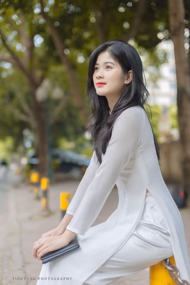 Sinh ra và lớn lên tại Hà Nội, không chỉ sở hữu nét xinh xắn với làn da trắng sứ, đôi mắt to tròn mà tính cách của Thu còn cực dễ thương.