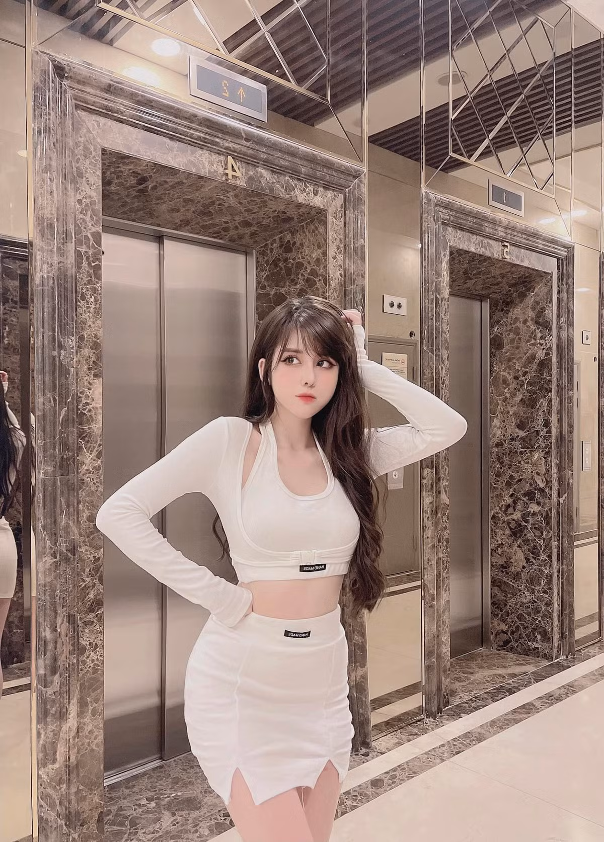 Phủ nhận chuyện hút mỡ bụng, Linh My trước đó thừa nhận có nâng mũi, nhấn mí mắt.