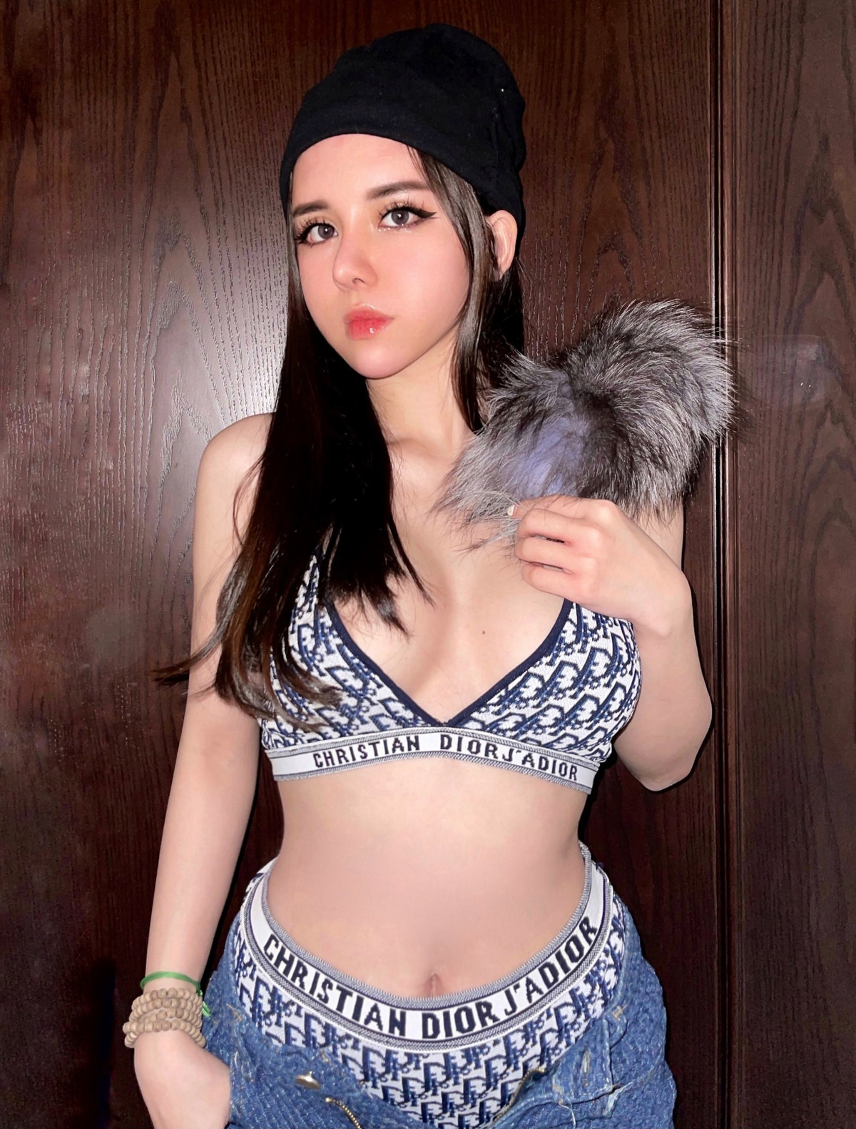 Không nói suông, đính kèm là clip Linh My kéo khóa, tụt quần khoe vòng eo siêu săn chắc, thon gọn.