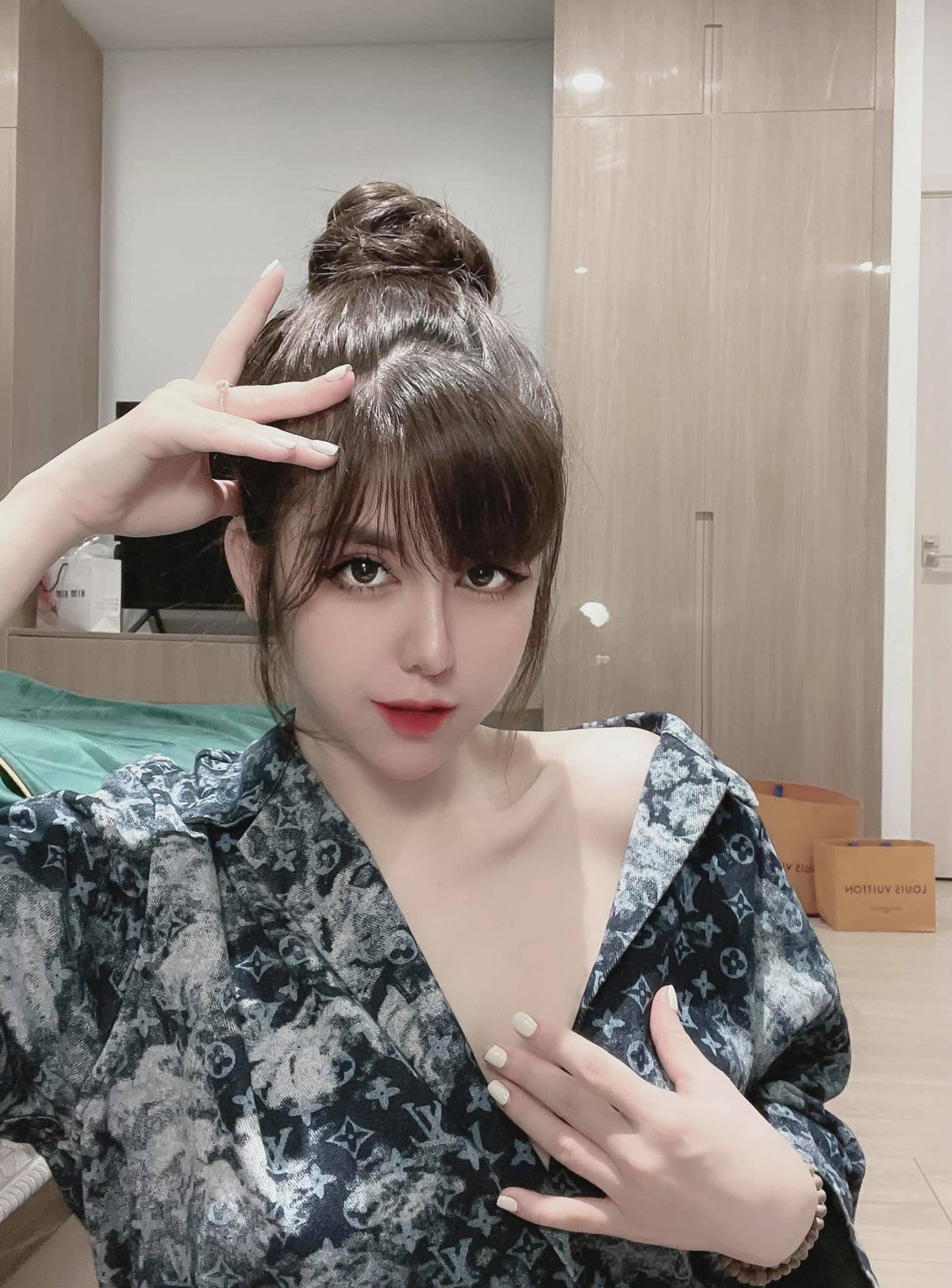 Bên cạnh đó, Linh My biết làm thế nào là đủ để đẹp lên chứ không lạm dụng.