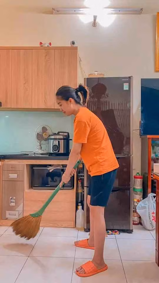 Cô gái này đã nghĩ ra cách luyện tập chơi golf vừa hiệu quả lại không tốn kém đó là dùng chổi thay cho gậy golf.