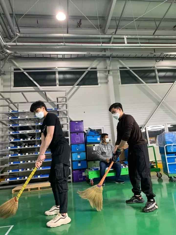 2 chàng trai này cũng hòa mình vào không khí luyện tập chơi golf giống như nhiều bạn trẻ khác. Dù bận làm việc nhưng vẫn kịp bắt trend tạo dáng nhưng không phải trên sân golf mà là trong kho hàng làm việc.