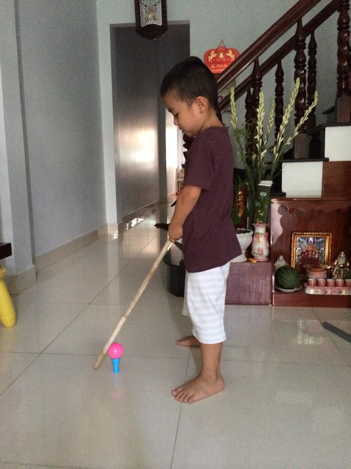 Đến cả cậu bé này cũng được ba mẹ đầu tư luyện tập chơi golf từ nhỏ. Nhưng sao nhìn quả bóng và gậy cứ sai sai, que tre và bóng nhựa đồ chơi cũng có thể giúp bạn trở thành một golfer.