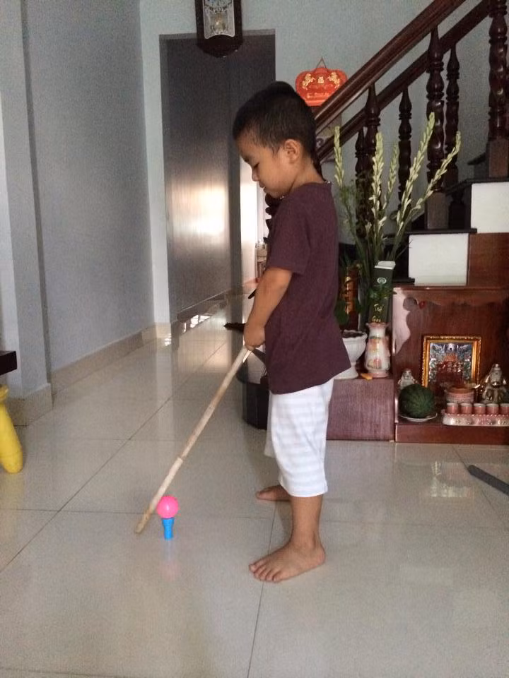 Đến cả cậu bé này cũng được ba mẹ đầu tư luyện tập chơi golf từ nhỏ. Nhưng sao nhìn quả bóng và gậy cứ sai sai, que tre và bóng nhựa đồ chơi cũng có thể giúp bạn trở thành một golfer.