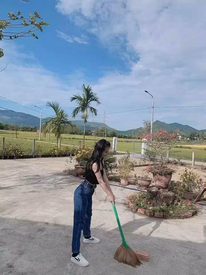 Quả bóng golf của cô gái này là một viên gạch (Ảnh: Tiểu Vĩ)