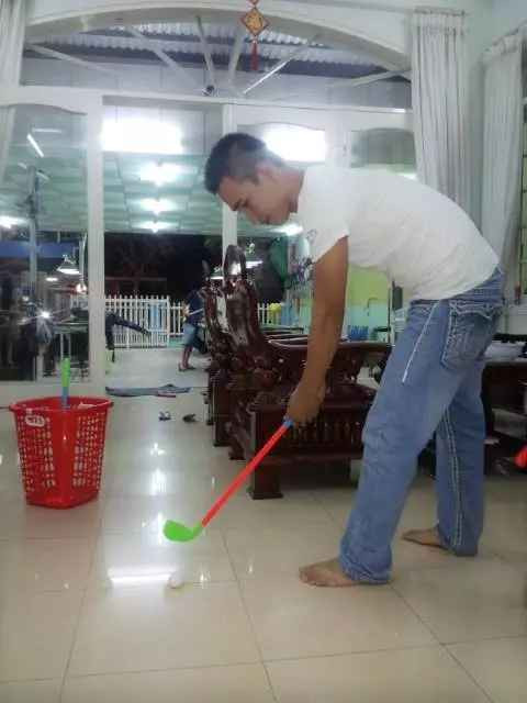 Ngoài ra bạn cũng phải chi một khoản cho thời trang Golf bởi đây là nơi có quy tắc, văn hóa và thời trang riêng biệt. Nghe qua thôi đã thấy tốn tiền rồi phải không.