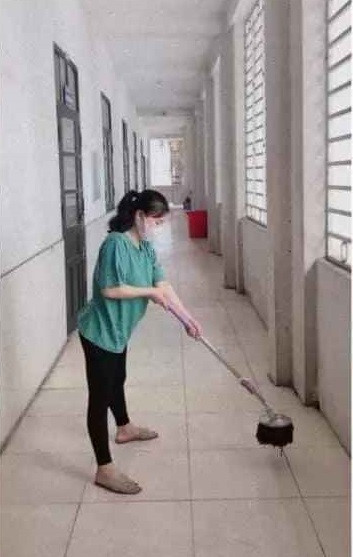 Để chơi Golf tất nhiên bạn không thể thiếu bộ gậy, thường một bộ gậy tầm trung sẽ có giá từ 30 triệu, nếu không muốn mua gậy bạn cũng có thể thuê.