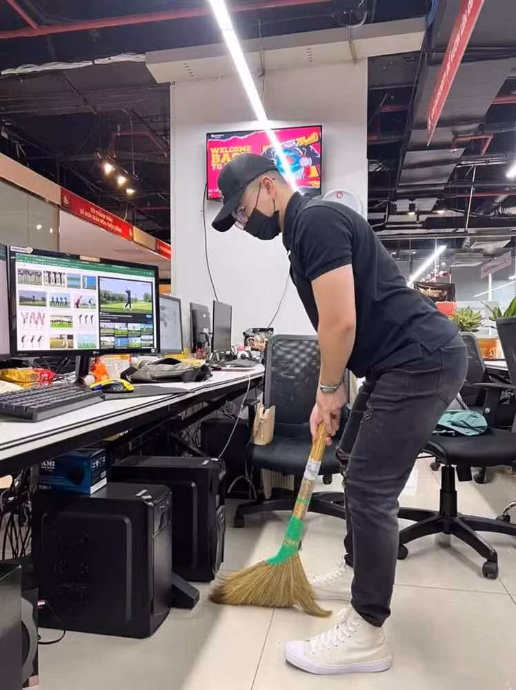 Ở một diễn biến khác, cô gái này còn chơi lớn hơn, dùng cây chổi lau nhà để làm gậy golf. Nhưng có vẻ như cô gái này hợp để làm người lau nhà hơn là golfer.