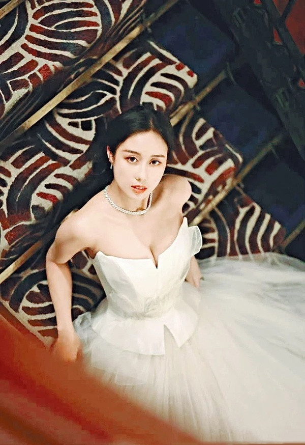 Năm 12 tuổi, tỉ phú Hà Hồng Sân đã tặng cho cô nàng một biệt thự sang trọng ở nước Anh, sau đó người bố này tiếp tục tặng cho cô con gái của mình chiếc xe hơi có giá 5 triệu đô la Hồng Kông (gần 14 tỉ đồng) để tiện cho việc đi lại.