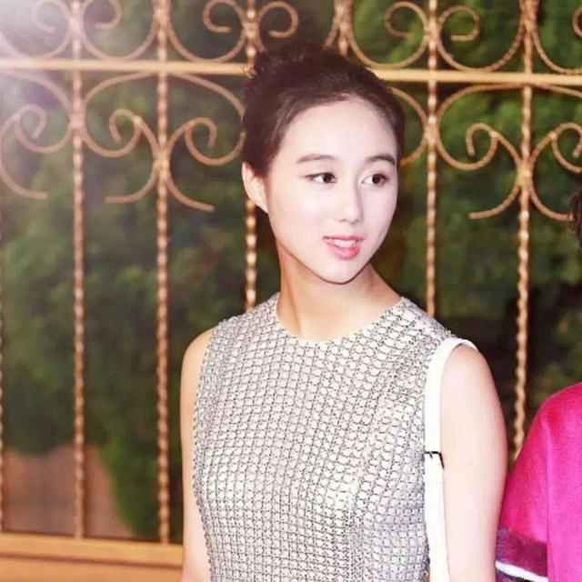 Ngoài giàu có và nhan sắc xinh đẹp, Hà Siêu Hân còn khiến người khác trầm trồ với thành tích học tập của mình. Cô nàng đã được gia đình gửi sang Anh du học từ năm 12 tuổi, cô chọn học tại Học viện Công nghệ Massachusetts (MIT). Nàng tiểu thư gây ấn tượng vô cùng mạnh với tất cả mọi người khi hoàn thành chương trình học tập dài 4 năm chỉ xuống còn 3 năm.