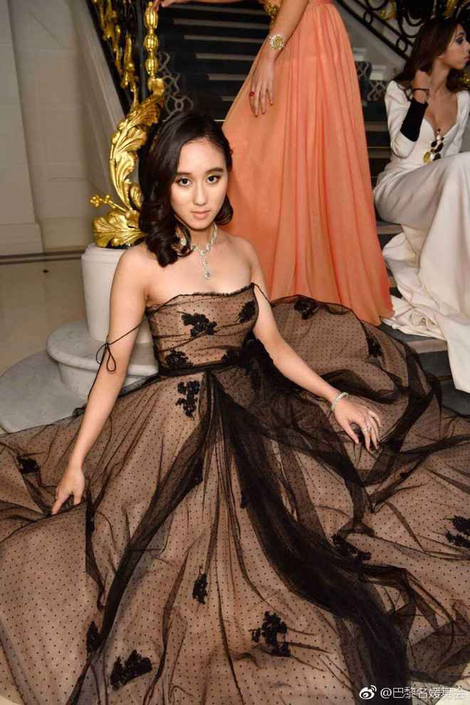 Đến năm 17 tuổi, mẹ Hà Hồng Sân - bà Lương An Kỳ đã tặng thêm cho cô nàng 2 căn biệt thự xa hoa bậc nhất ở Hồng Kông.