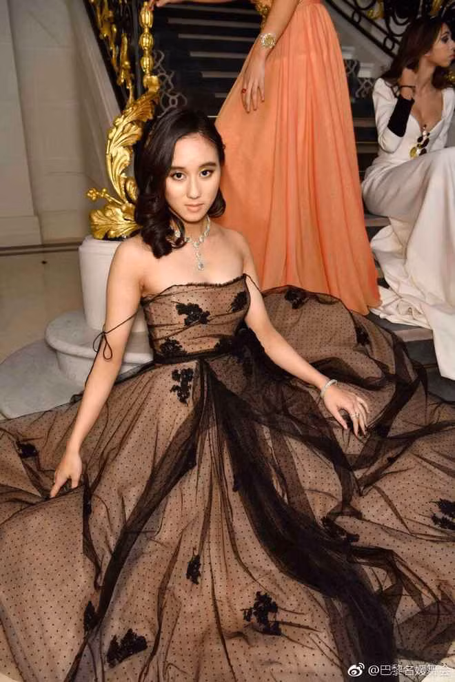 Đến năm 17 tuổi, mẹ Hà Hồng Sân - bà Lương An Kỳ đã tặng thêm cho cô nàng 2 căn biệt thự xa hoa bậc nhất ở Hồng Kông.