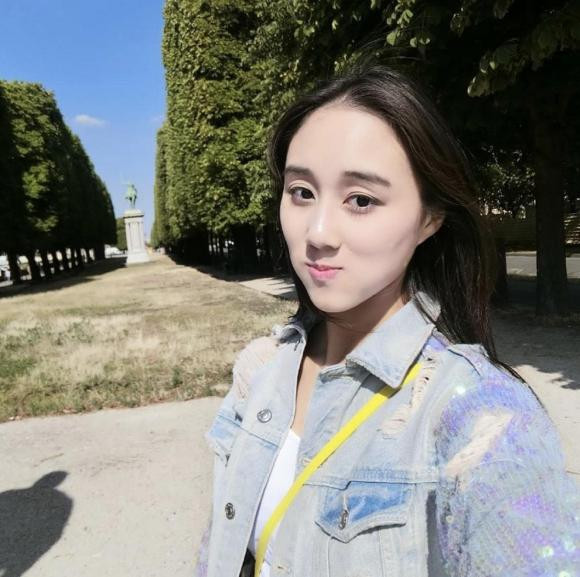 Thời điểm ấy, Hà Hồng Sân còn chưa 18 tuổi đã sở hữu khối tài sản khổng lồ lên đến 600 triệu đô la Hồng Kông (khoảng 1800 tỉ đồng).