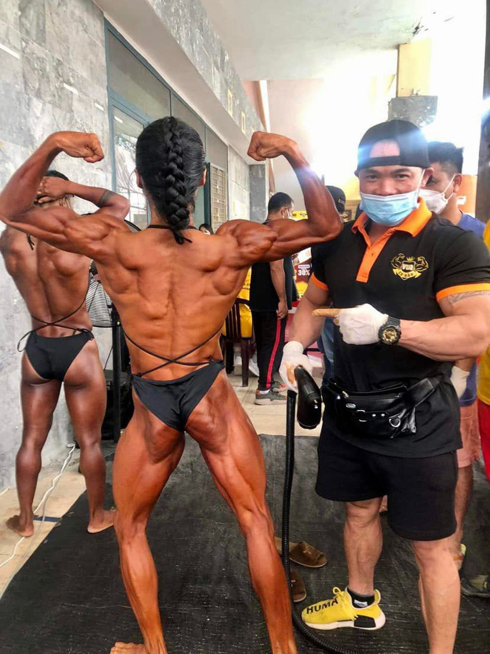 "Búp bê cơ bắp" cũng đi thi các cuộc so tài thể hình chuyên nghiệp và đã gặt hái được thành quả nhất định: HC Bạc hạng cân nữ trên 55 kg tỉnh Đồng Nai; Vô địch thể hình Đại hội thể dục thể thao tỉnh Đồng Nai lần thứ VIII 2018; HC Bạc và Đồng hạng cân 52 kg tại giải Vô địch Thể hình các CLB toàn quốc 2018; Top 4 giải thế giới ở Thái Lan...