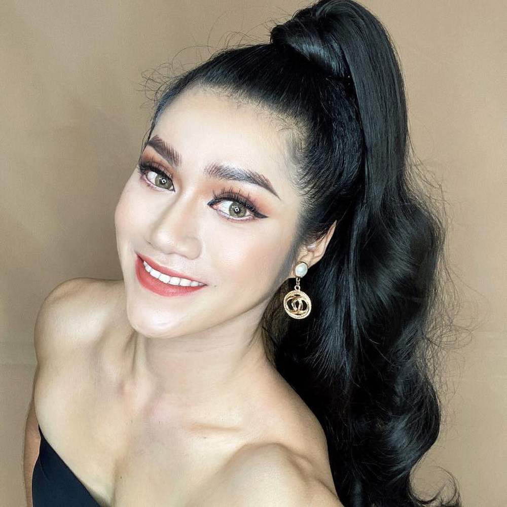 Hồi tháng 5, trang Sina (Trung Quốc) đăng bài viết giới thiệu về "búp bê cơ bắp" Việt Nam. Cô nàng tên Ny Ny Trần, được giới thiệu là "cô gái Việt mạnh mẽ hơn sau khi tập thể dục".