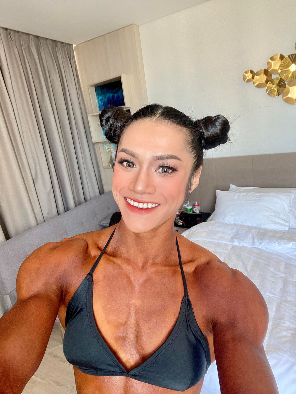 Có vẻ đẹp lạ khác biệt với chuẩn mực chung của nhiều người, Ny Ny Trần cũng phải đối diện nhiều lời ong tiếng ve. Có những người chê cô "thô kệch", "đô con", cũng có người thì tôn trọng lựa chọn của cô.