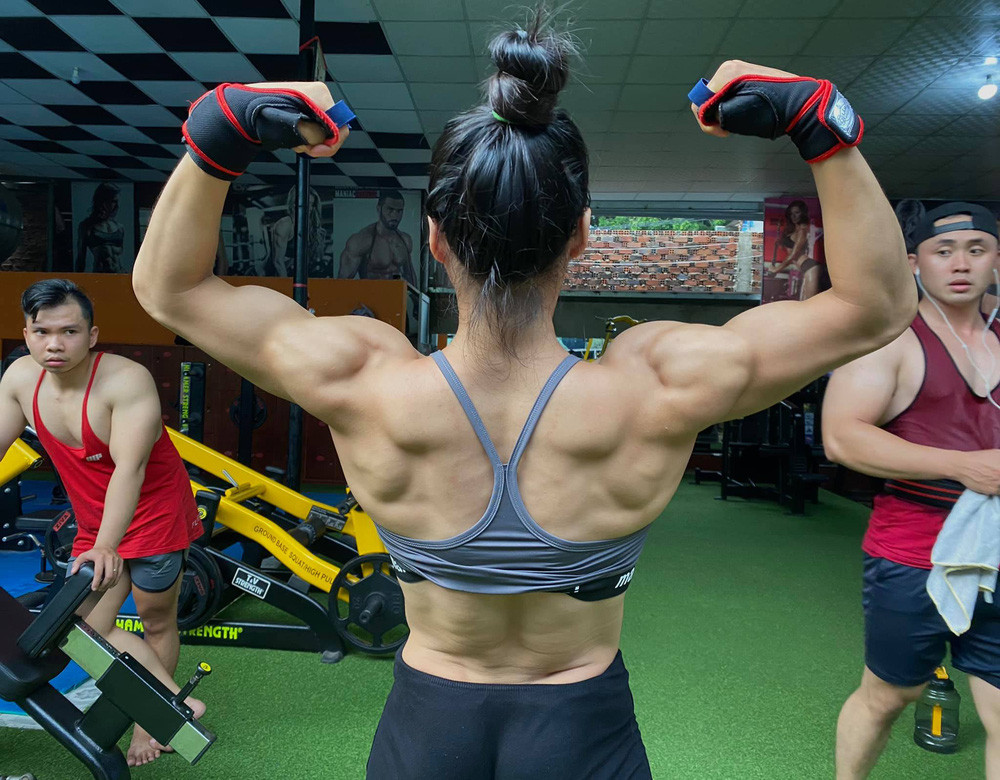 "Búp bê cơ bắp" là biệt danh nàng gymer 22 tuổi người Đồng Nai yêu thích, vì Ny Ny Trần vừa giữ được khuôn mặt nữ tính, dễ thương, lại vừa theo đuổi được hình thể vạm vỡ. Cô tập gym đã 4 năm và theo đuổi con đường thể hình chuyên nghiệp.