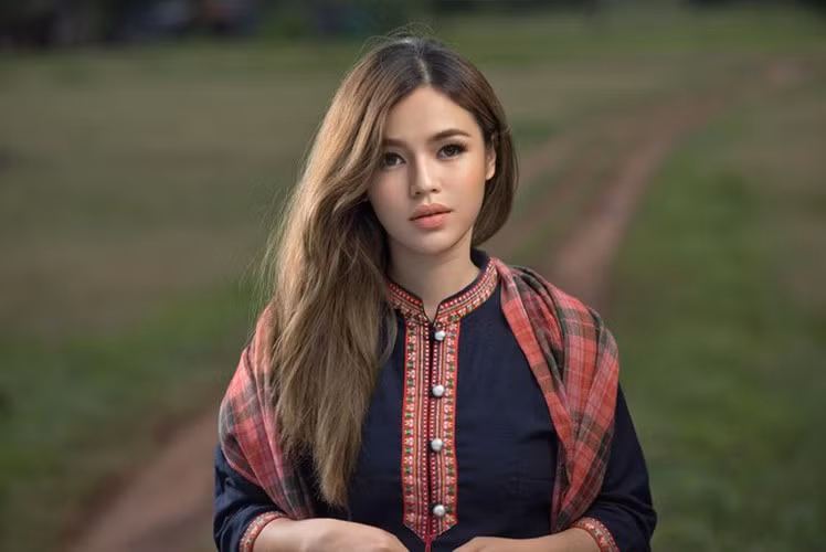 Vốn mang hai dòng máu Thái - Lào, đồng thời được truyền cảm hứng từ “Madam Pang” Nualphan Lamsam, Madam Bo cố gắng thúc đẩy mối quan hệ thể thao giữa hai nước bằng các trận giao hữu với Chonburi FC hay Buriram United.