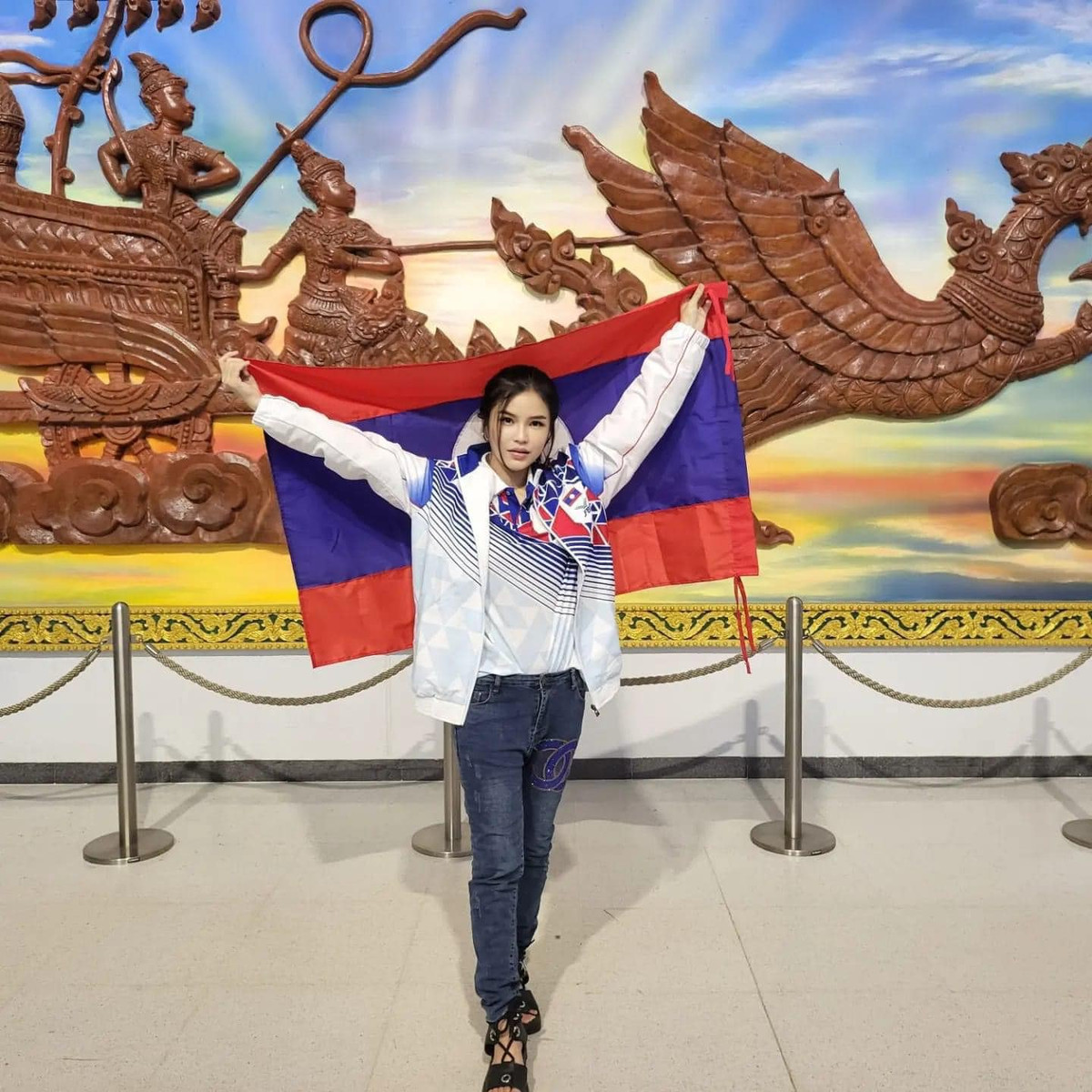 Quay trở lại với câu chuyện của Madam Bo đã làm trong bóng đá Lào. Vị đại gia này xuất hiện khi nền túc cầu của đất nước "triệu voi" rơi vào tình cảnh khó khăn vì sự thoái lui của các nhà đầu tư.