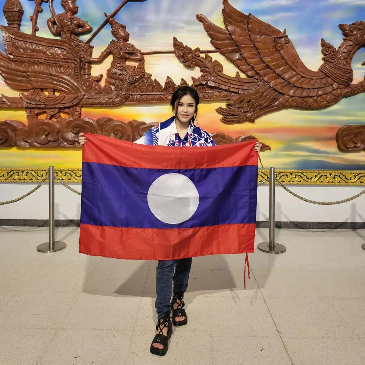 Hành trình của Madam Bo với bóng đá bắt đầu khi cô làm điều phối viên cho đội bóng mới thành lập Dragon King FC. Sau đó, nữ đại gia này trở thành Chủ tịch của Vientiane United qua đó trở thành người phụ nữ Lào đầu tiên ngồi ở vị trí cao nhất một CLB bóng đá.