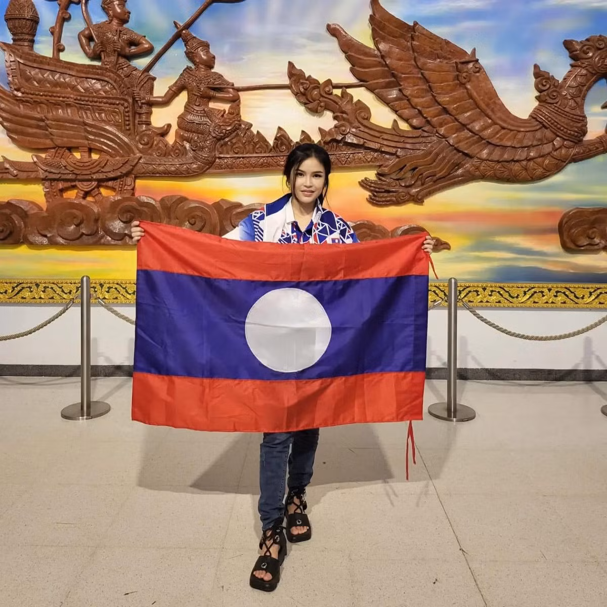 Hành trình của Madam Bo với bóng đá bắt đầu khi cô làm điều phối viên cho đội bóng mới thành lập Dragon King FC. Sau đó, nữ đại gia này trở thành Chủ tịch của Vientiane United qua đó trở thành người phụ nữ Lào đầu tiên ngồi ở vị trí cao nhất một CLB bóng đá.