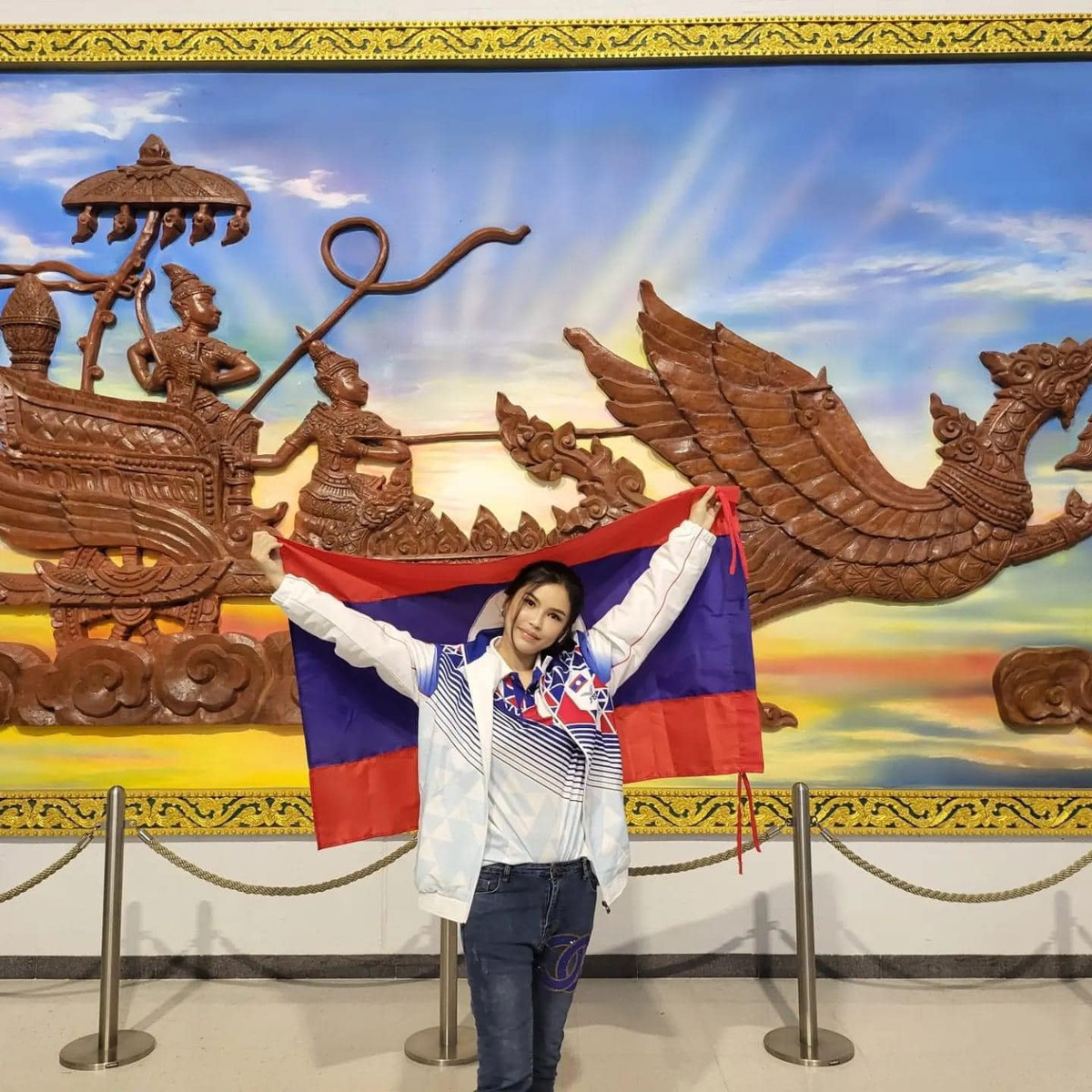 Theo như trong ảnh, Madam Bo sở hữu gương mặt đẹp với những đường nét thanh tú. Vị đại gia của bóng đá Lào còn có thân hình ai ngắm cũng phải mê.