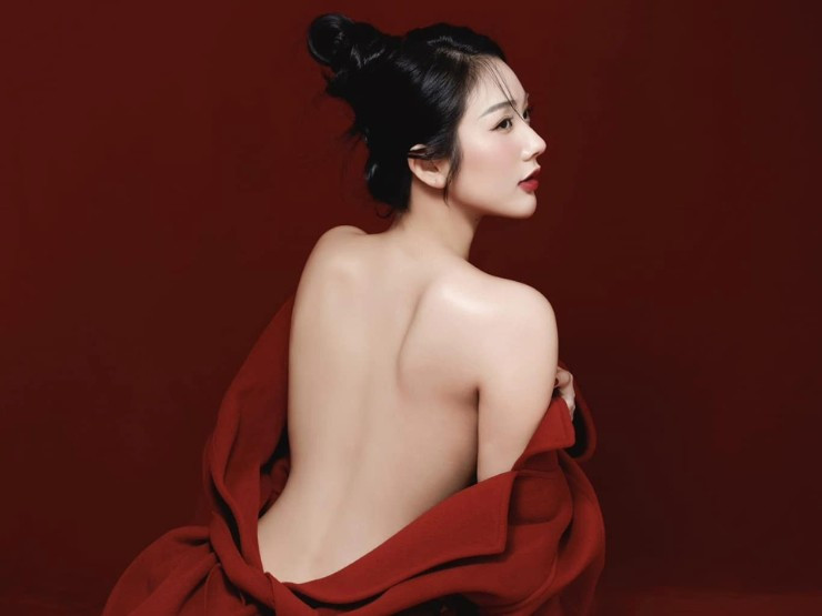 Trong đó, nổi bật nhất phải kể đến mốt mặc "không phòng hộ" với những chiếc váy khoét sâu, tôn thềm ngực đầy đặn.