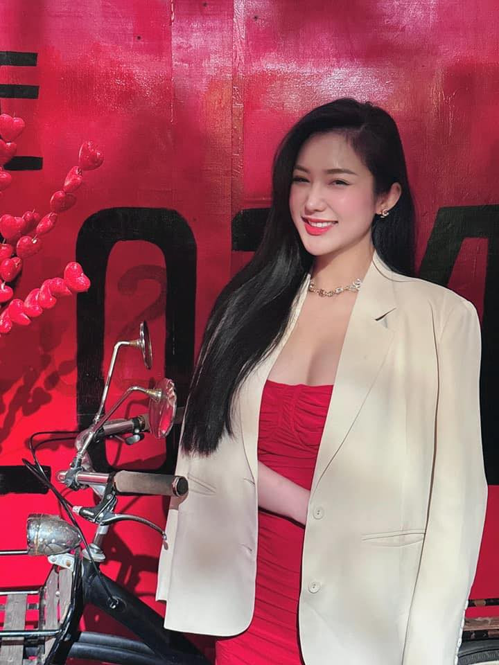 “Tôi thuộc dạng người có vòng đùi to. Tôi không cảm thấy tự ti vì điều này mà coi đó là một lợi thế để tập cho vòng ba. Với tạng người đùi to như tôi, sau khi giảm cân, phần đùi trở nên săn chắc, ưa nhìn hơn trước. Nhiều người muốn có vòng ba to nhưng cơ đùi không đủ nên không thể nâng cao số đo được”, hot girl phòng gym gốc Nam Đinh từng tâm sự.