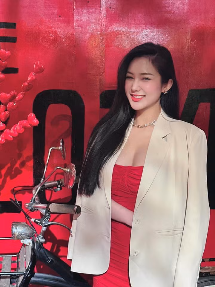 “Tôi thuộc dạng người có vòng đùi to. Tôi không cảm thấy tự ti vì điều này mà coi đó là một lợi thế để tập cho vòng ba. Với tạng người đùi to như tôi, sau khi giảm cân, phần đùi trở nên săn chắc, ưa nhìn hơn trước. Nhiều người muốn có vòng ba to nhưng cơ đùi không đủ nên không thể nâng cao số đo được”, hot girl phòng gym gốc Nam Đinh từng tâm sự.