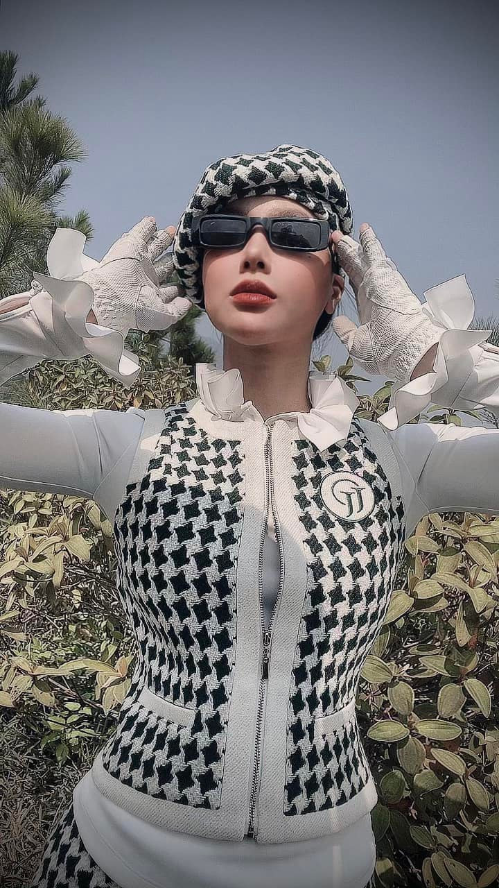 Không chỉ ấn tượng bởi gương mặt V-line, nữ MC còn khiến chị em mê mẩn vì gu thời trang sang chảnh.