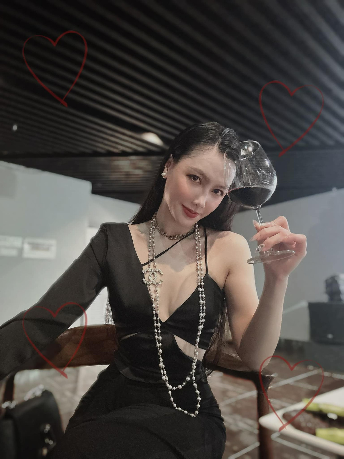 Minh Hà được khen "có thần thái ngút ngàn" trong những bức hình selfie.