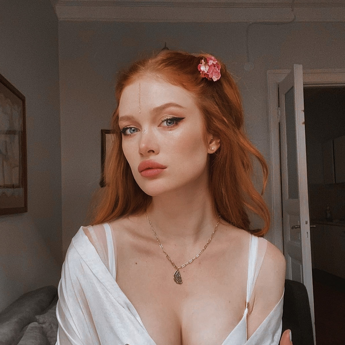 Tuy nhiên, khi so sánh với hình ảnh thời thơ ấu có thể thấy, gái xinh đến từ Nga này sở hữu vẻ đẹp hoàn toàn tự nhiên.