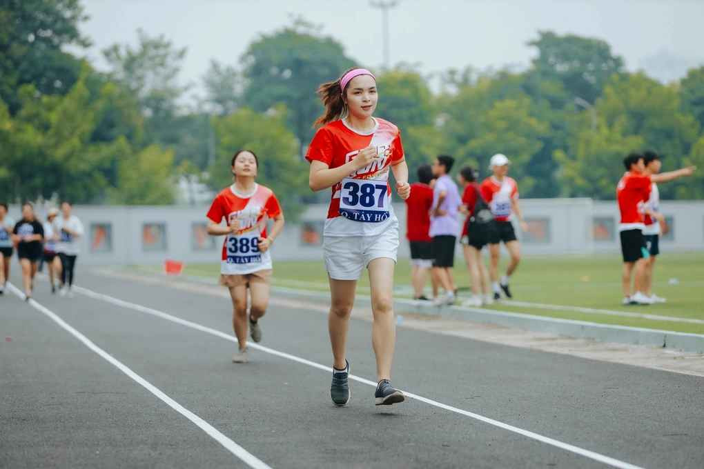 Không còn theo đuổi hình tượng "bánh bèo", đáng yêu như thời điểm mới vào nghề, Nguyễn Hằng giờ đây trở nên xinh đẹp, quyến rũ.