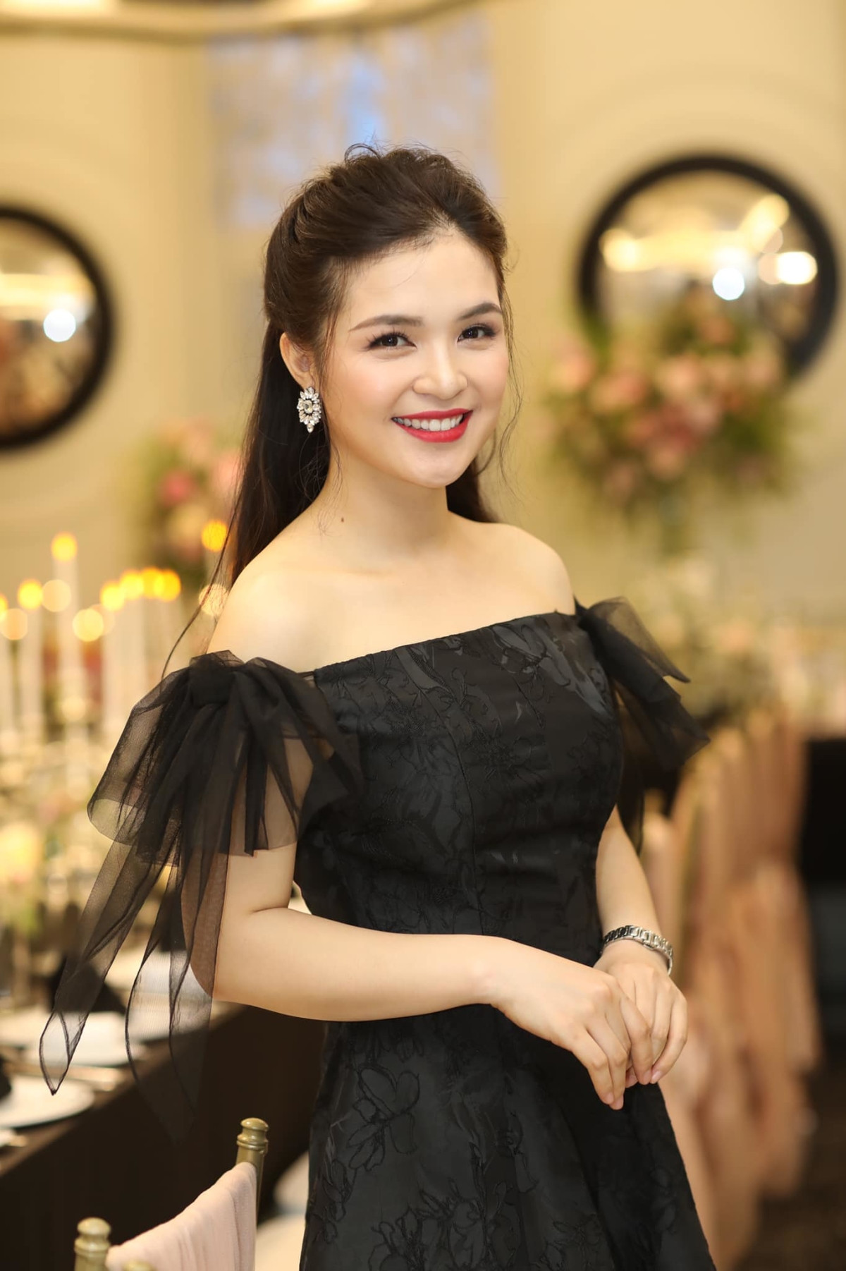 Hiện tại, Nguyễn Hằng có cuộc sống hôn nhân viên mãn bên chồng và hai con trai kháu khỉnh. Cô nàng dành nhiều thời gian chăm sóc gia đình và gặt hái thêm nhiều thành công với vai trò người dẫn chương trình của VTV.