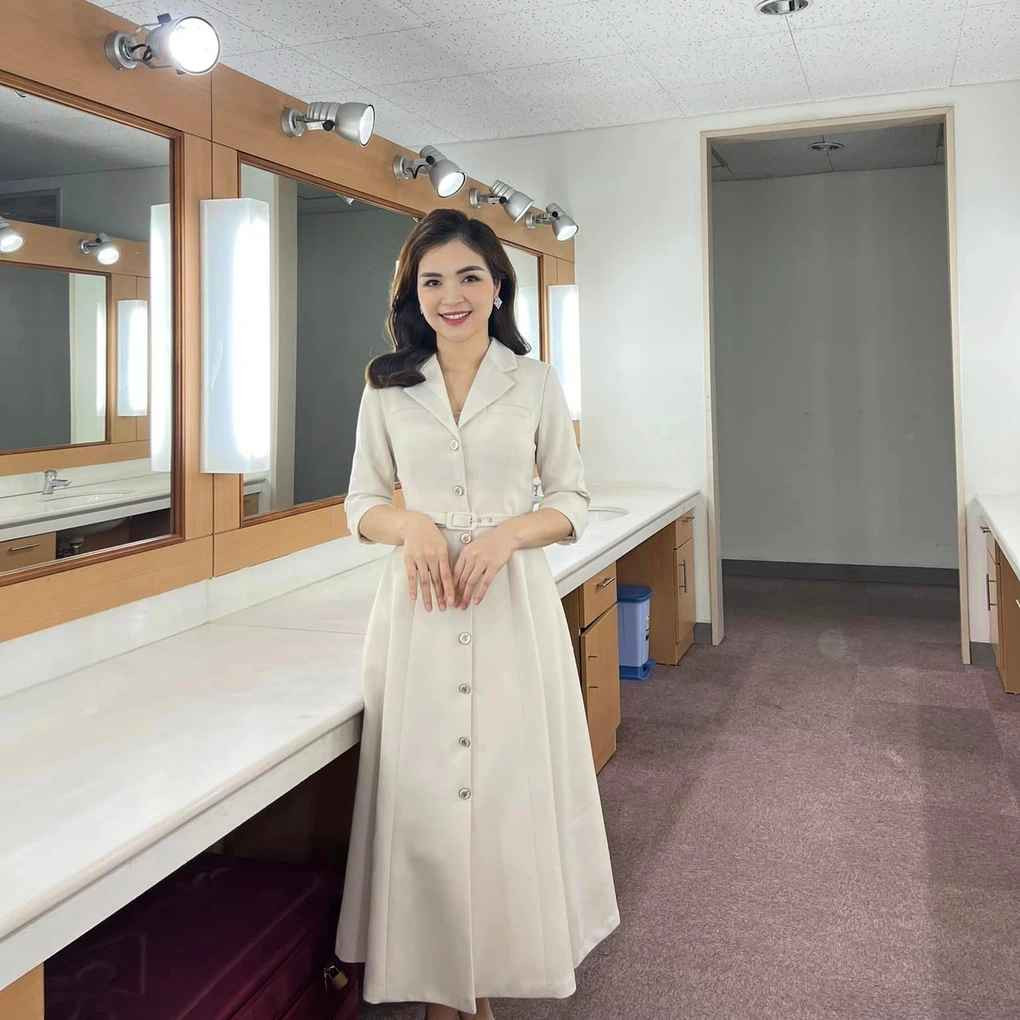 Ít ai biết rằng, cô nàng sinh năm 1992 chính là chị gái ruột của nữ ca sĩ nổi tiếng Hòa Minzy. Nếu em gái có phần hoạt bát, náo nhiệt thì Nguyễn Hằng lại là người phụ nữ của gia đình, điềm đạm, dịu dàng hơn.