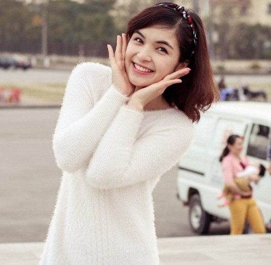 Khi bước lên sân khấu, Nguyễn Hằng có phần trưởng thành, nghiêm túc hơn với những bộ váy áo dáng dài cùng kiểu trang điểm và làm tóc cầu kỳ. Ở tuổi 32, người đẹp tự tin theo đuổi sự nghiệp cá nhân.