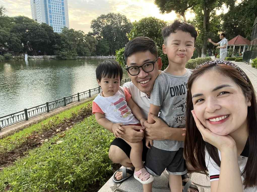 Chị Kính Hồng sẵn sàng thay đổi bản thân và chăm chỉ diện những trang phục gợi cảm, tôn dáng.