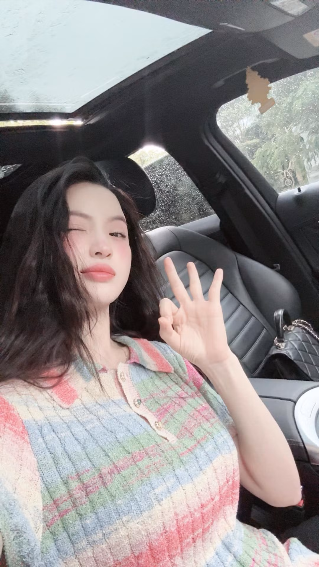 Chứng kiến diện mạo lạ lẫm của vợ Quang Hải, đông đảo netizen mong rằng Chu Thanh Huyền sớm hồi phục để quay trở lại với diện mạo như trước đây.