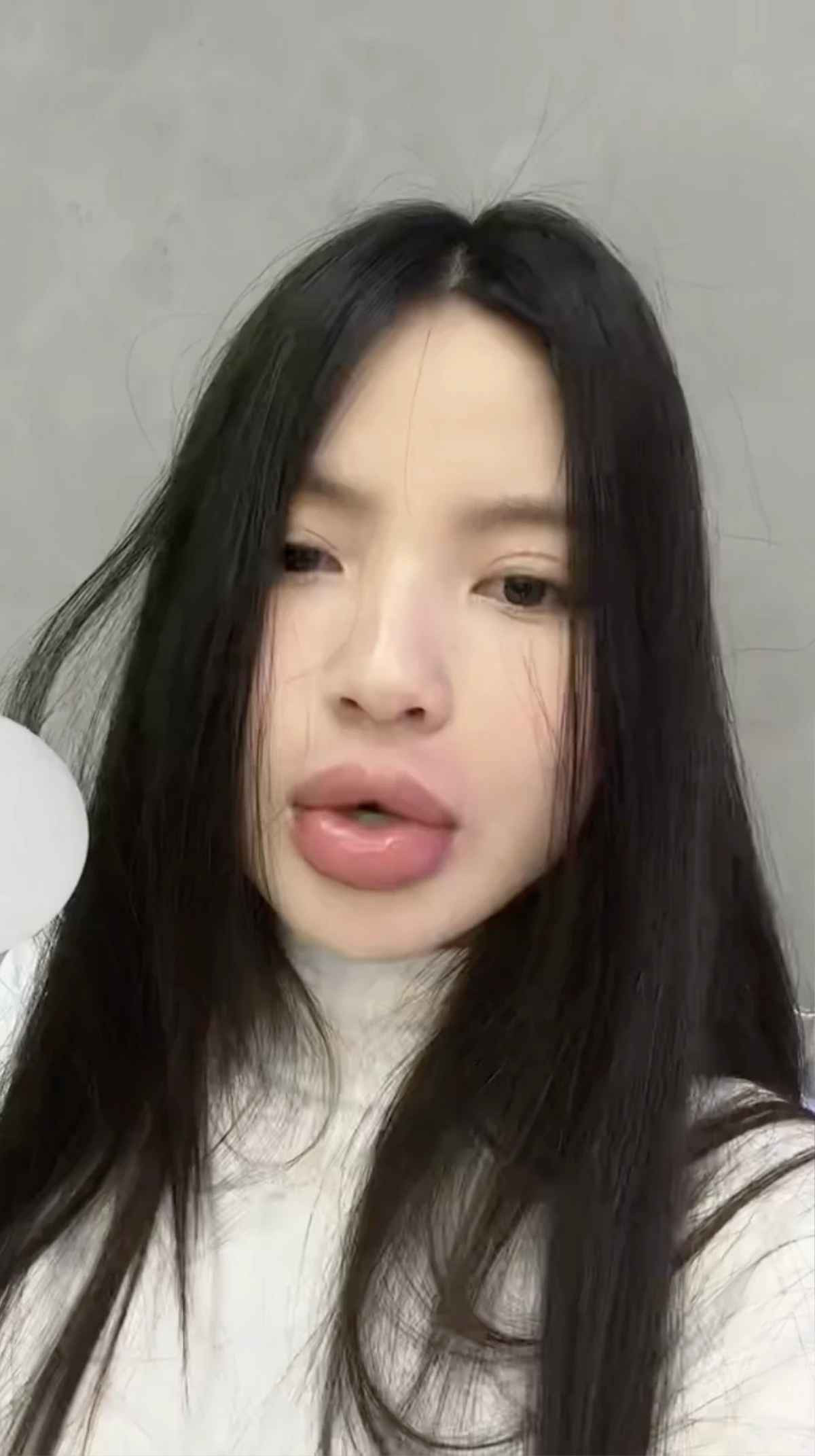 Vợ Quang Hải lộ gương mặt lạ lẫm sau khi can thiệp thẩm mỹ Vo Quang Hai lo guong mat la lam sau khi can thiep tham my