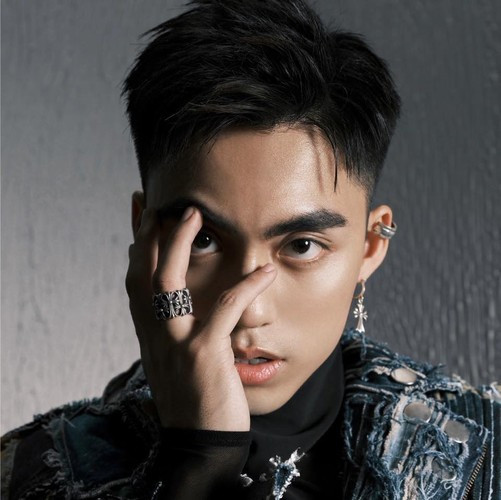 Vì vậy, Sơn Tùng M-TP chúc MONO Việt Hoàng sẽ có chặng đường âm nhạc thành công với cố gắng và lý tưởng của riêng mình.